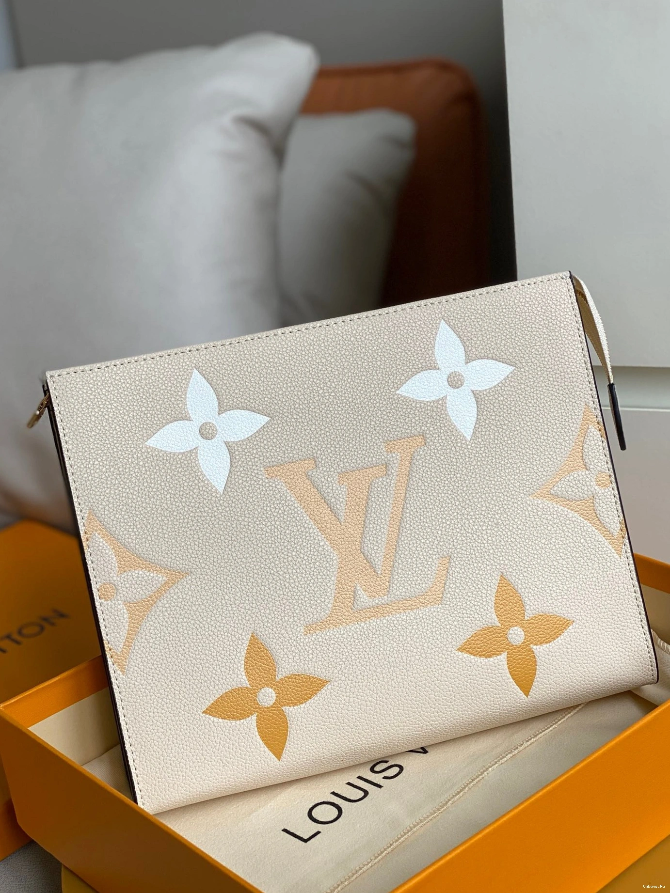 VUITTON LOUIS TOILETRY POUCH 26 0520